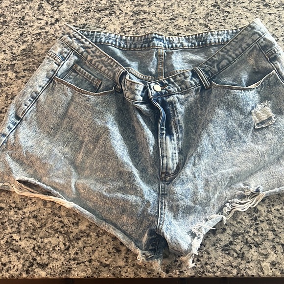 SHEIN Curve Distressed Short Shorts - Picture 3 of 4